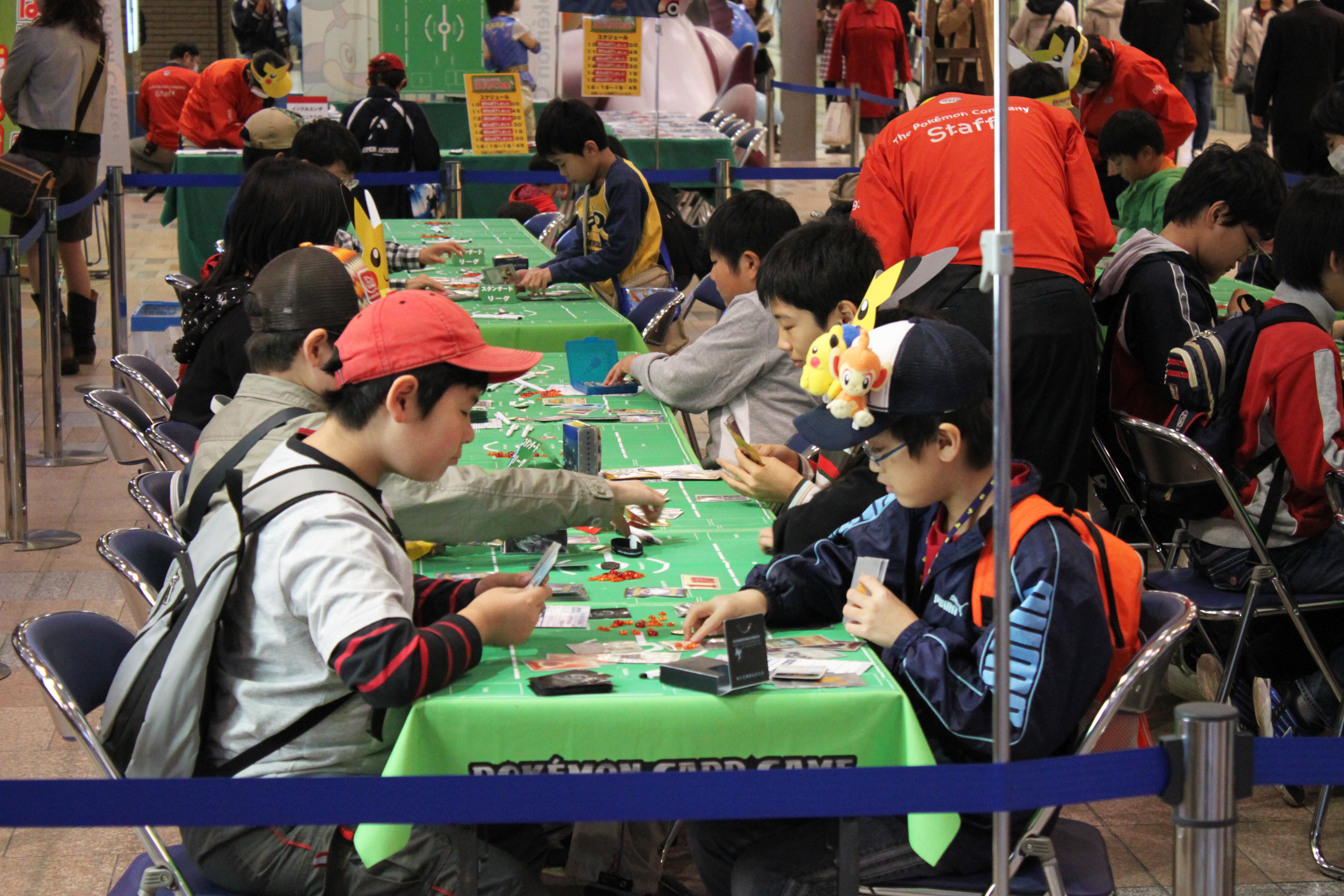 Jogadores durante uma partida de Pokémon Trading Card Game